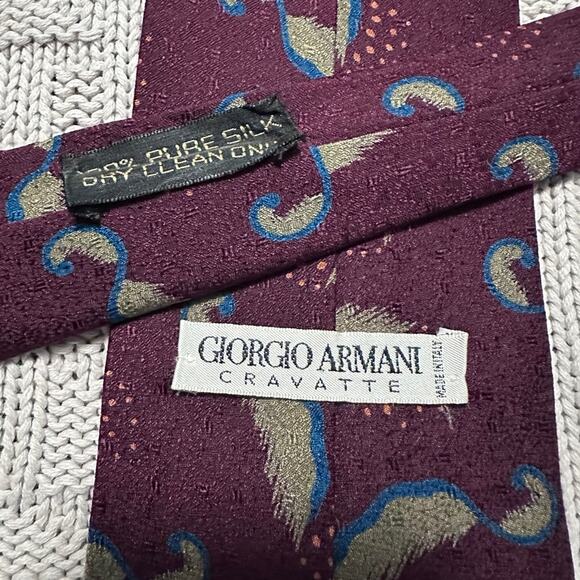 Vintage Armani maroon feather print silk tie - Picture 2 of 4